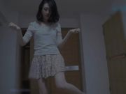 超漂亮性感氣質白嫩小少婦客廳地板上輪流爆操無套內射