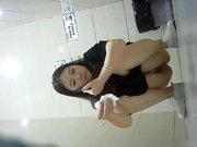 某站最新流出商场全景女厕偷拍红内裤美眉一边看手机一边擦逼最后闻闻擦完逼的卫生纸