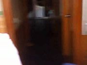 嫖哥又来老地方泄泄火拉着粉色衣服圆脸大眼妹进屋二话不说啪啪啪速战速决