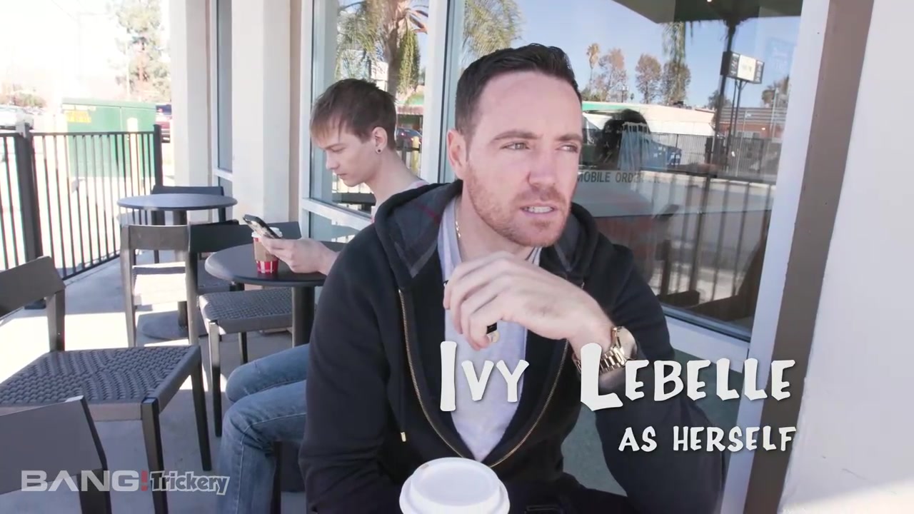 被假制作助理骗奸的少妇