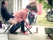 保安翻看监控农家小院大爷和姘头大白天在门前老汉推车 一边看一边调侃