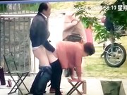 保安翻看监控农家小院大爷和姘头大白天在门前老汉推车 一边看一边调侃