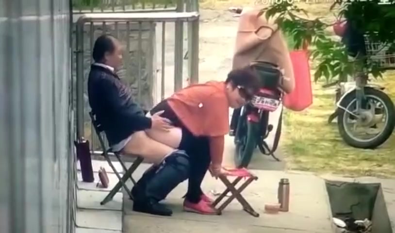 保安翻看监控农家小院大爷和姘头大白天在门前老汉推车 一边看一边调侃