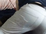 性感腿模美女回家后被潜伏在屋里的小偷威胁一点点割破衣服玩弄啪啪