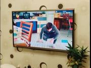 剧情演绎清纯可爱美女下班回家天气很冷钥匙忘带暂时到邻居单男家休息聊天挑逗客厅沙发上打炮