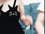 剧情演绎清纯可爱美女下班回家天气很冷钥匙忘带暂时到邻居单男家休息聊天挑逗客厅沙发上打炮