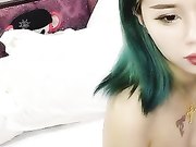 染了一头绿毛的美女主播和炮友洗鸳鸯浴啪啪自慰