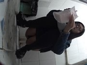 女厕偷放固定针孔摄像头偷拍两个颜值还可以的妹子方便