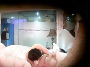 平头小哥和女朋友洗完白白干炮妹子一看就是大食货逼毛浓密要掰开才能看清里面