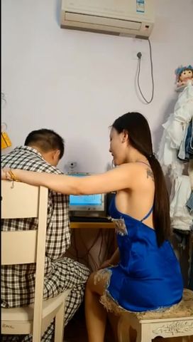 气质性感的网红美女剧情演绎趁爸妈不在家勾引弟弟啪啪,没想到男的很会玩带了个大器具操的受不了直求饶!国语!