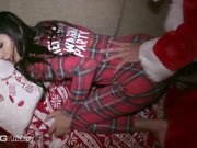 继父扮圣诞老人用大屌塞满女儿的小穴