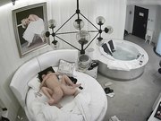 情趣酒店豪华房偷拍非常能干的眼镜男床上干到浴缸站着快速抽插