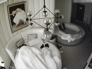 情趣酒店豪华房偷拍非常能干的眼镜男床上干到浴缸站着快速抽插