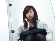 商场排队厕拍系列1 妹子的红内裤很是扎眼 人也长的漂亮