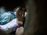 偷拍同租屋內老公給漂亮媳婦擦奶洗腳貌似被發現了