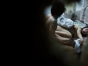 偷拍同租屋內老公給漂亮媳婦擦奶洗腳貌似被發現了
