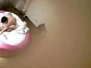 年轻情侣激情肉战眼镜妹外表清纯干起来热情似火