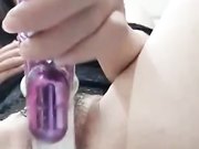 新人主播萌萌小耳朵的第一次直播大秀，露脸好身材蝴蝶屄，第一次就玩道具插逼，看起来相当骚