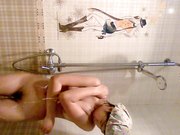 挺奶嫩妹在自家浴室边洗澡边和网友聊天自拍