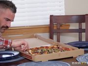 浴室里继父与女儿的激烈炮