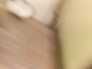 美女在厕所发现自己被偷拍后的真实反应，真实刺激，看的让人忍俊不禁