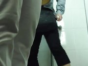 厕所偷拍眼睛的萌妹子一脸心事的样子