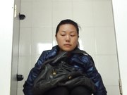 商场排队厕拍系列很富有的阿姨穿着性感丝袜下面看着很干净