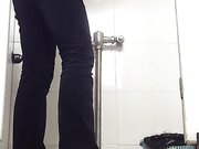 商场排队厕拍系列妹子一边尿尿一边补妆像是去约会