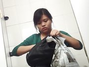 商场排队厕拍系列妹子一边尿尿一边补妆像是去约会