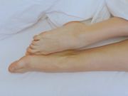 大眼长腿模特在被窝里来了性趣自己用手打蝴蝶出水了自己舔