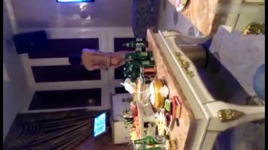 大飞哥最近买码中了几千块请几个老铁去KTV包房找来两个小姐跳脱衣舞一块嗨