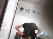 大学女厕所偷拍美女喜欢倒着尿尿
