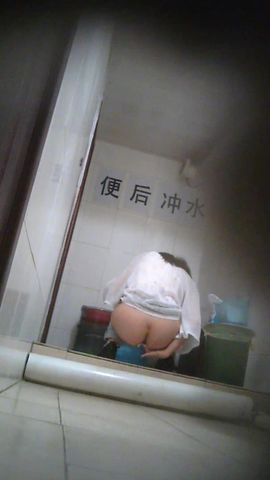 大学女厕所偷拍美女喜欢倒着尿尿