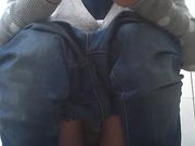 大学女生宿舍厕拍刚睡醒一脸懵逼的妹子头发像个鸡窝