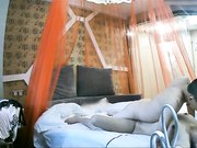 精品酒店偷拍年轻漂亮的大眼美女被中年男激烈抽插,叫的太大声怕被人听见,自己捂住嘴巴操,看阴毛就知道是骚货!