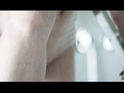 把火热的精子射到黑发美女光滑如丝的皮肤上