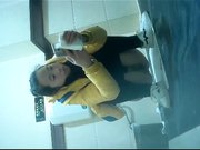 国内某超市公共女厕偷拍烟瘾很大的少妇抽烟的样子