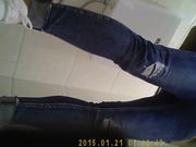 某大厦女厕偷窥绑带凉鞋妹子尿尿小阴唇张开真好看