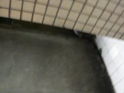 某大厦女厕偷窥绑带凉鞋妹子尿尿小阴唇张开真好看