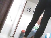 大学女厕所系列一边尿尿一边还在讨论打麻将