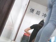 大学女厕所系列一边尿尿一边还在讨论打麻将