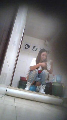 大学女厕所系列一边尿尿一边还在讨论打麻将