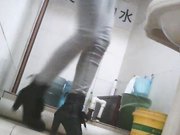 大学女厕所系列短发美女尿完对着镜子整理内裤一看就是个骚货