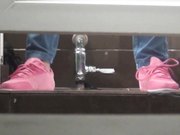 高校女厕近距离双镜头偷拍红衣妹子不怕冷大冷天穿肉丝