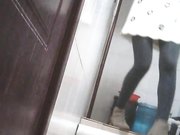 大学女厕所系列眼镜美女抹完还要揉一揉下面