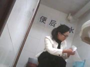 大学女厕所系列金发妹子一边上厕所一边抠牙胸还挺大