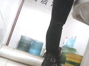 大学女厕所系列金发妹子一边上厕所一边抠牙胸还挺大