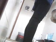 大学女厕所系列金发妹子一边上厕所一边抠牙胸还挺大