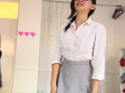 亞裔超人氣清純巨乳女神一边自慰玩被摄影师干的淫水不止