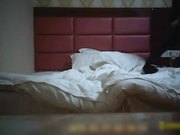 大学长发美女私会网友抓着内裤不让脱小伙软磨硬泡半天终于插进去